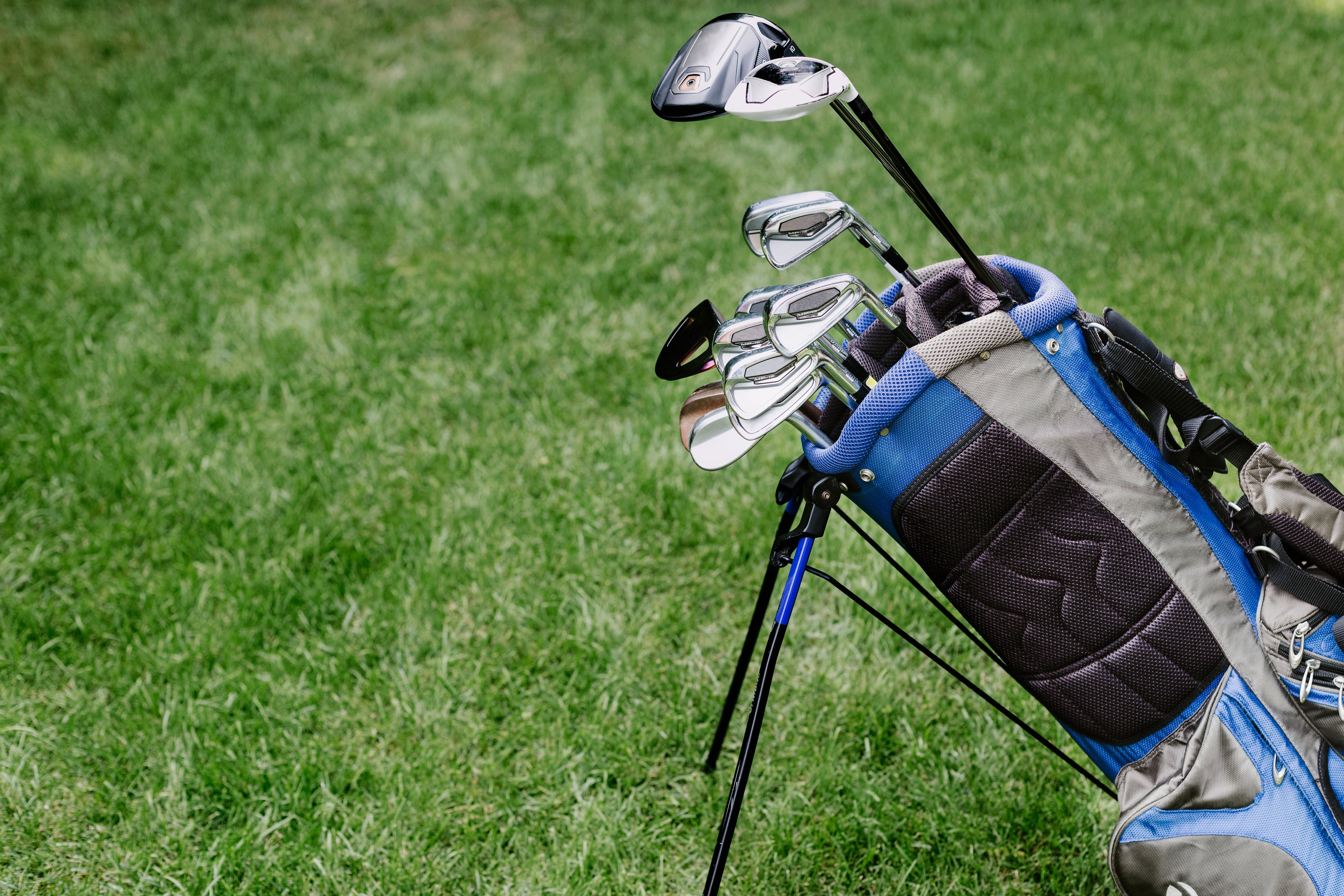 golf-bag-with-clubs-at-golf-course.jpg